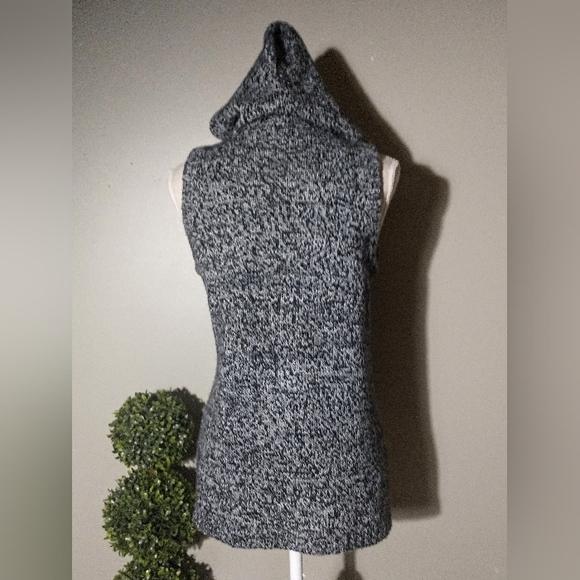 Black & White Hooded Vest w/ Black Toggle Buttons - PS - Sharagano - Picture 5 of 9